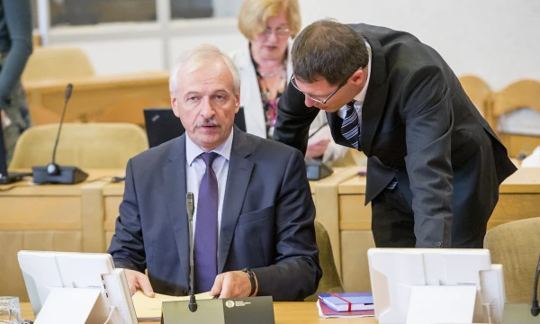 Lietuvos Vyriausybės posėdis. Evaldas Gustas (kairėje), Lietuvos Respublikos ūkio ministras. Vladimiro Ivanovo (VŽ) nuotr.