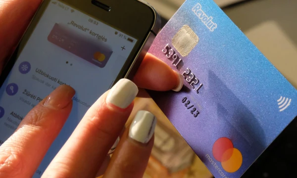 „Revolut“ banko mokėjimo kortelė. Vladimiro Ivanovo (VŽ) nuotr.