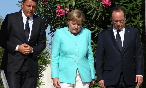 Italijos premjeras Matteo Renzi, Vokietijos kanclerė Angela Merkel ir Prancūzijos prezidentas Francois Hollande'as pirmadienį susitiko Italijoje, Ventotenės saloje.  Carlo Hermanno („Reuters“ / „Scanpix“) nuotr.