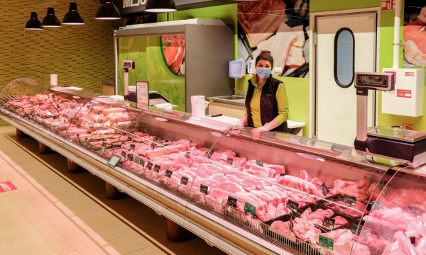 Siekdama sugrąžinti pirkėjus į dideles parduotuves, kuriose reikalaujama galimybių paso, „Norfa“ imasi  specialių nuolaidų brangesniems produktams. VLADIMIRO IVANOVO NUOTR.
