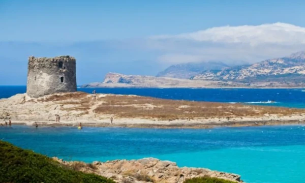 Nuo 2020 m. vasaros La Pelosa paplūdimyje planuojama riboti lankytojų skaičių iki 1,500 per dieną. sardegnaturismo.it nuotr. 