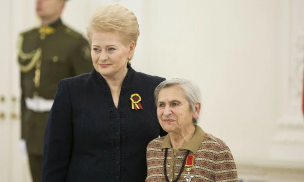 F. Brancovskaja 2017 m. atsiimdama Lietuvos valstybės ordino „Už nuopelnus Lietuvai“ Riterio kryžių ir buvusi prezidentė Dalia Grybauskaitė. Žygimanto Gedvilos (BNS) nuotr.