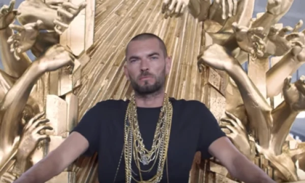 Remigijus Golubevas, iki šiol matytas keliuose lietuviškuose klipuose, nusifilmavo BMW reklamoje. „Youtube“ stop kadras. 
