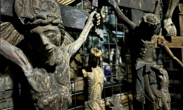 Vilniuje, galerijoje „Vartai“, veikiančios Ramučio Petniūno instaliacijos „Ovalas“ fragmentas. „Vartų“ nuotr.