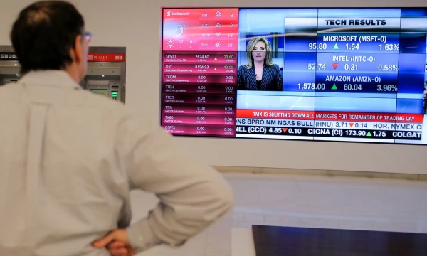 A man watches a screen in downtown Toronto after the TMX Group, which operates the Toronto Stock Exchange, said it was shutting down all markets for the rest of the day after experiencing issues with trading on all its exchange platforms in Toronto, Ontario, Canada April 27, 2018.  REUTERS/Chris Helgren