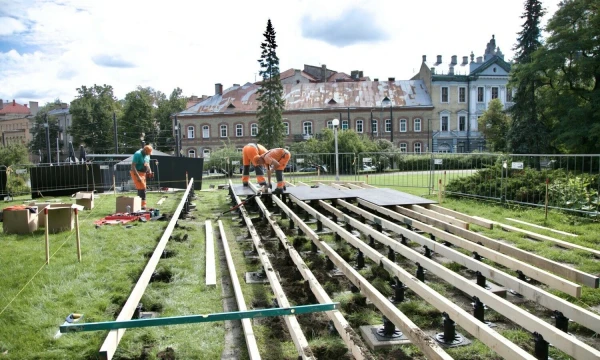 Petro Cvirkos skvere montuojama scena. Kastyčio Mačiūno nuotr.