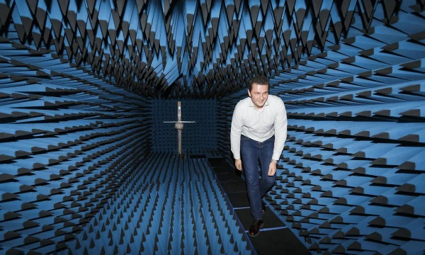 Jonas Sabaliauskas, bevielio ryšio sistemų UAB „Wilibox“ direktorius, antenų bandymo laboratorijoje. Vladimiro Ivanovo (VŽ) nuotr.