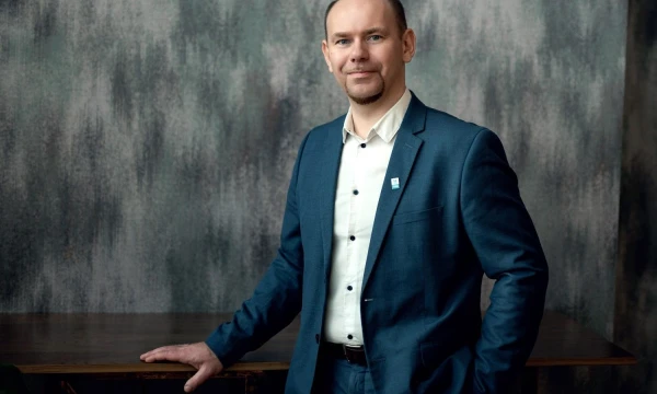 „Įmonės pirmiausia skuba apsaugoti darbo kompiuterius, failų ir pašto serverius, o štai mobilieji įrenginiai lieka ne tik neapsaugoti, bet ir nevaldomi“, – dažno biuro situaciją komentuoja Ramūnas Liubertas, ESET Lietuva IT inžinierius. RYČIO GALADAUSKO NUOTR.