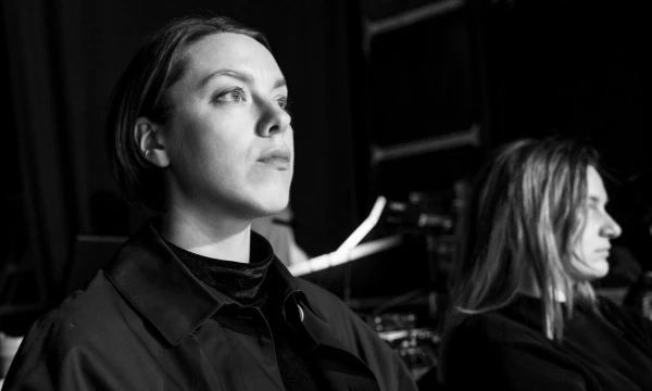 Režisierė Eglė Švedkauskaitė repetuojant spektaklį „Fossilia“. Dmitrijaus Matvejevo nuotr.
