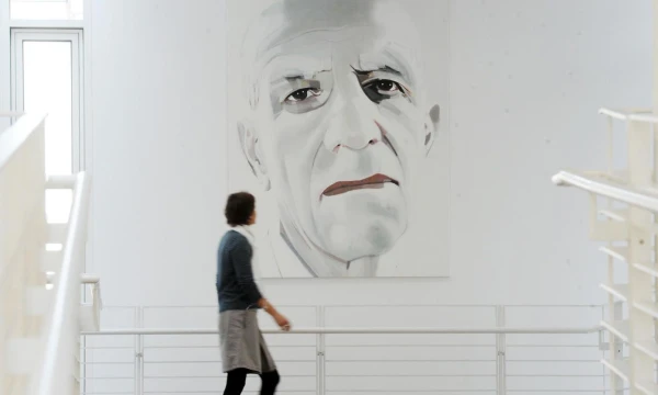 Dabar Alexo Katzo patirtis tapant siekia kone 70 metų, o dailininkas vis dar bėga link finišo linijos, kurios, atrodo, taip niekada ir nepasieks. Nuotraukoje – menininko portretas, kurį nutapė dailininkas Christophas Schellbergas. Uli Decko („All Over Press“) nuotr.