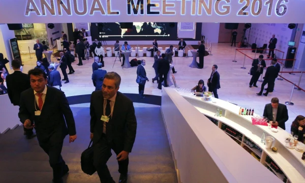 Attendees walk inside the Congress Center during the Annual Meeting 2016 of the World Economic Forum (WEF) in Davos, Switzerland January 20, 2016. REUTERS / Ruben Sprich