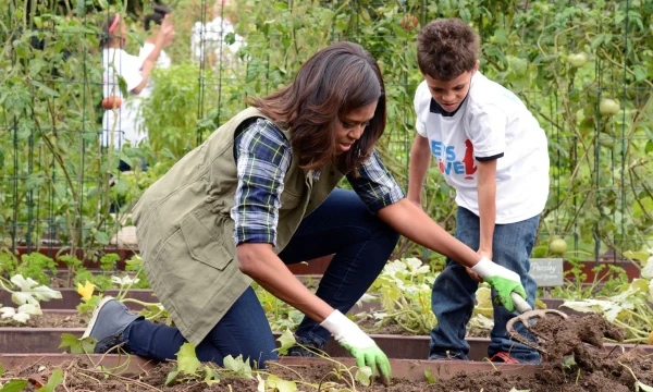 Viena labiausiai aptarinėtų pertvarkų Baltuosiuose rūmuose atėjus į valdžią Barackui Obamai buvo prezidentinis daržas ir prezidentinis valgiaraštis. „Reuters“ nuotr.