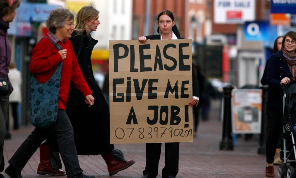 Ilgalaikis nedarbas mažėja išlieka problema, ypač pietinėse ES valstybėse. „Scanpix“ nuotr.