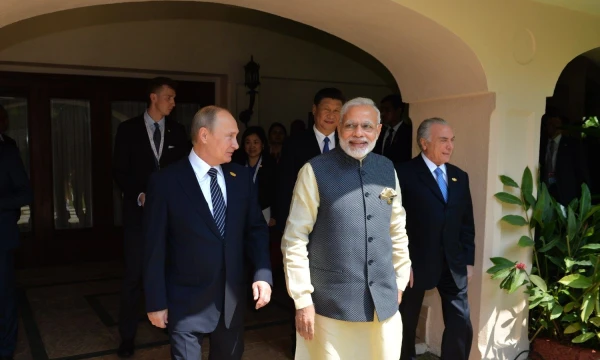 Iš kairės: Vladimiras Putinas, Rusijos prezidentas, ir  Narendra Modi, Indijos premjeras. Aleksejaus Družninino („Sputnik“ / „Scanpix“) nuotr.