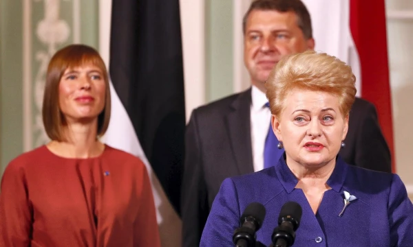 Po susitikimo su JAV prezidentu Donaldu Trumpu Vašingtone Lietuvos prezidentė Dalia Grybauskaitė, Estijos prezidentė Kersti Kaljulaid ir Latvijos prezidentas Raimondas Vėjonis atidarys keturšalį verslo forumą. Ints Kalnins ("Reuters") nuotr. 