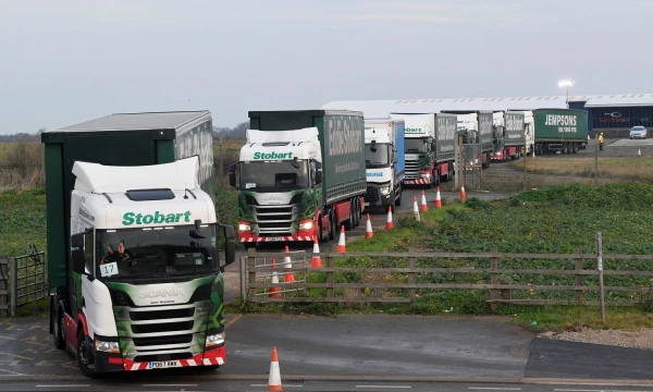 Doverio uoste rengti mokymai tikrinti vilkikus atsiradus muitinės procedūroms tarp JK ir ES.Toby Melville („Reuters“ / „Scanpix“) nuotr.