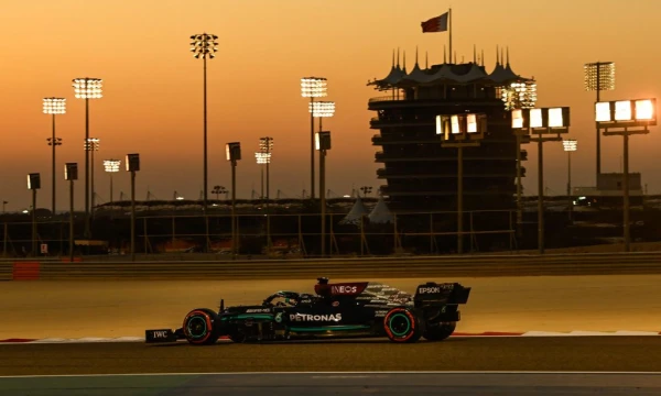 Lewisas Hamiltonas ir „Mercedes-AMG Petronas Motorsport“ Bahreine ruošiasi naujam sezonui. „Daimler AG“ nuotr.