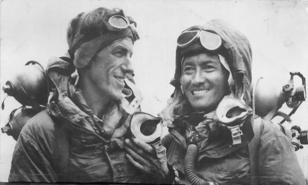 Oficialiai į Everesto viršukalnę pirmąkart įkopė  Edmundas Hillaris and Tenzingas Norgay‘ius 1953 m., bet gali būti, kad 2 britai užkariavo šią viršukalnę jau 1924 m., tačiau jie žuvo ir nespėjo papasakoti apie savo žygdarbį. „Wikipedia“ nuotr.