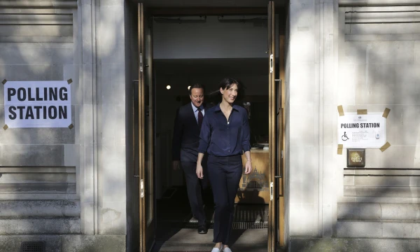 Davidas Cameronas, JK premjeras, kaip ir bet kuris kitas britų rinkėjas, negali būti fotografuojamas prie balsadėžės.