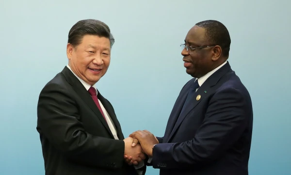 Afrika labai rūpi Pekinui – Kinijos prezidentas Xi Jinpingas ir Senegalo prezidentas Macky Sallas 2018 m. Kinijos ir Afrikos bendradarbiavimo forumo viršūnių susitikime. „Reuters“ nuotr.
