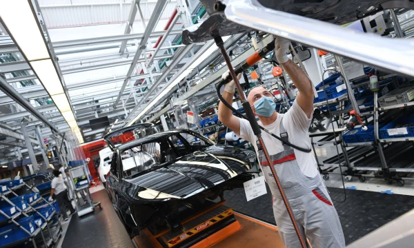 Karantinas buvo sustabdęs visas Europos automobilių gamyklas, o vėliau jas atidarius apribojo gamybos pajėgumą. Andreaso Geberto („Reuters“ / „Scanpix“) nuotr.
