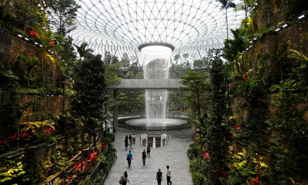 Singapūro Čiangio oro uosto sodas su aukščiausiu pasaulyje uždarose erdvėse įrengtu kriokliu (40 m). Feline Lim („Reuters“/“Scanpix“) nuotr.