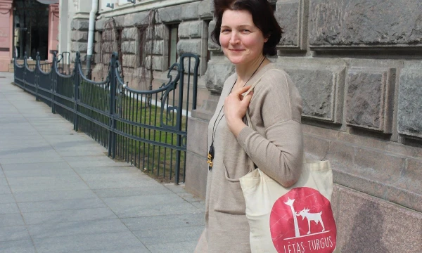 Vaiva Buliauskienė, Prienų rajono ūkininkė: „Žinoma, ūkininkas kasdien negali stovėti turguje, jis turi ir gaminti, tad reikia protingai pasirinkti vietas.“
Mato Miknevičiaus nuotr.