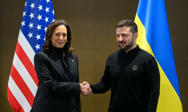 Kamala Harris, JAV viceprezidentė, ir Volodymyras Zelenskis, Ukrainos prezidentas. Alledellos Valle (AFP / „Scanpix“) nuotr.