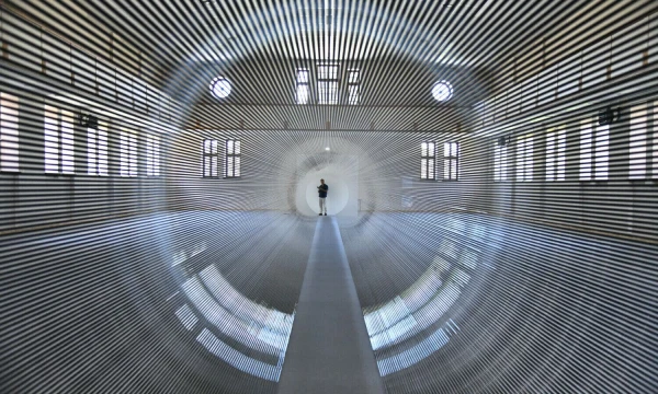 Žilvino Kempino instaliacija „Tūba“ Plungės dvaro arklidėse. Sauliaus Narkaus nuotr.