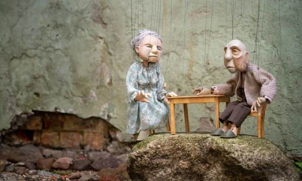 Iš Klaipėdos lėlių teatro spektaklio suaugusiems „Karvė yra meilė“. Kristijono Luc?insko nuotr.