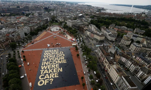 Per 2016 m. vykusį referendumą dėl universaliųjų bazinių pajamų įvedimo Šveicarijoje gatvėse kabantys plakatai klausė: „Ką veiktum, jei tavo pajamomis būtų pasirūpinta?“ „Reuters“ nuotr.
