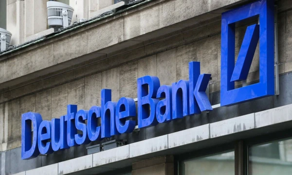 Rinkas išgąsdinusio „Deutsche Bank“ akcijos pirmadienį atšoko apie 6%. Nicolo Maeterlincko („Belga“ / AFP / „Scanpix“) nuotr.