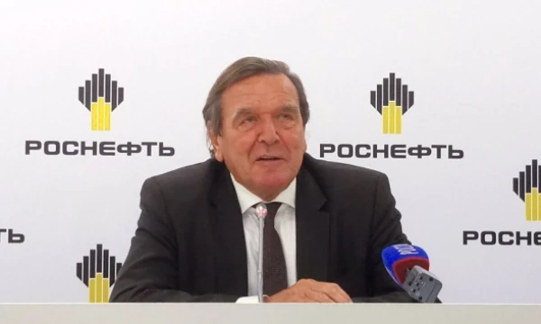 Gerhardas Schroderis po paskyrimo į „Rosneft“ valdybą Sankt Peterburge. Olesios Astakhovos („Reuters“ / „Scanpix“) nuotr.