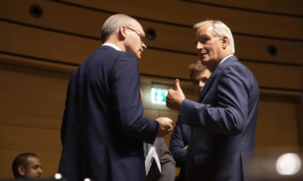Simonas Coveney, Airijos užsienio reikalų ministras (kairėje) kalbasi su Micheliu Barnier, vyriausiuoju ES „Brexit“ derybininku. Virginios Mayo (AP / „Scanpix“) nuotr.