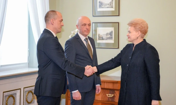 Saulius Urbanavičius (nuotr. viduryje) nusprendė nebevadovauti STT, todėl prezidentė Dalia Grybauskaitė į jo vietą siūlo paskirti dabartinį STT direktoriaus pirmąjį pavaduotoją Žydrūną Bartkų (nuotr. kairėje). Roberto Dačkaus (LR Prezidento kanceliarija) nuotr.  