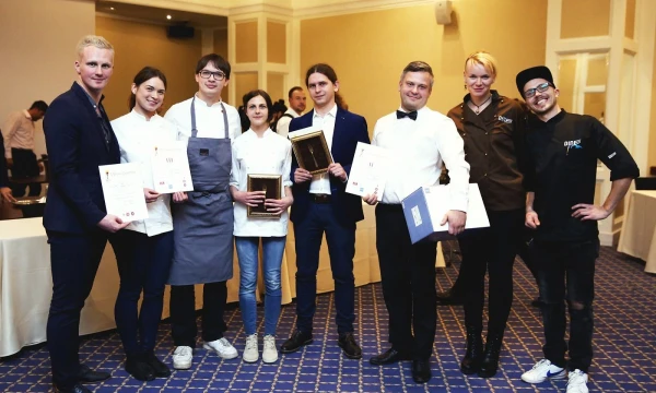 Vyno ir desertų derinių čempionato laimėtojai (iš kairės): Linas Kuklierius, Toma Piskarskaitė, Andžej Traskovskij, Agnė Žukovskytė, Andrius Pagojus, Arminas Darasevičius, Julija Karklelytė-Ivanauskienė, Žilvinas Laurinėnas. Čempionato rengėjų nuotr.