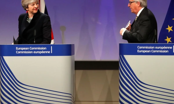 Theresa May, JK premjerė, ir Jeanas Claude'as Junckeris, EK pirmininkas. Yves Herman („Reuters“ / „Scanpix“) nuotr.