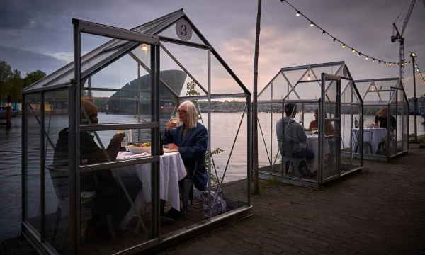 Itin aukštos pertvaros biuruose, organinio stiklo sienelės restoranuose – Benjamino Pardo, JAV biuro baldų gamintojo „Knoll“ dizaino direktoriaus, žodžiais, yra „nevalinga reakcija“ į pandemiją. „Eten“ restoranas Amsterdame. Willem Velthoven („Mediamatic“/„Scanpix“) nuotr.