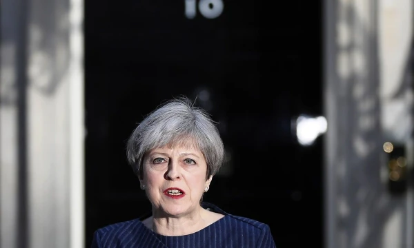 Theresa May, Jungtinės Karalystės premjerė, praneša apie sprendimą skelbti išankstinius rinkimus. Stefano Wermutho („Reuters“ / „Scanpix“) nuotr.