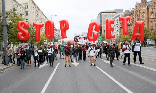 Protestai prieš CETA sutartį vyko ir Varšuvoje. Kuba Atys („Agencja Gazeta“ / „Reuters“ / „Scanpix“) nuotr.
