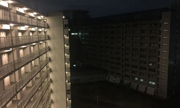 Valstybės tarnautojų bendrabutis su kalėjimu priešais. Jurgos Vilpišauskaitės nuotr.