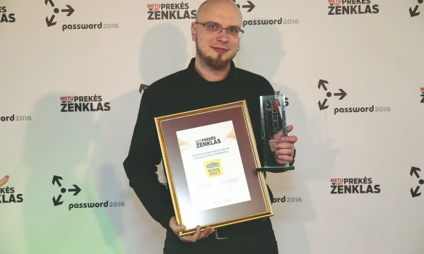Sėkmingiausio naujo metų gaminio, pasirodžiusio 2015 m. Lietuvos parduotuvių lentynose, apdovanojimą atsiėmė Rimantas Vasiliauskas, UAB „Kalnapilio-Tauro grupės“ prekių ženklo vadovas. Vladimiro Ivanovo (VŽ ) nuotr.