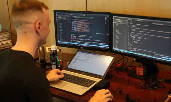 Tinkamas naujų darbuotojų įvedimas ne tik padeda jiems greičiau adaptuotis, susipažinti su tiesioginiu darbu, kolegomis, bet ir sklandžiau pritapti prie komandos. 
Vladimiro Ivanovo (VŽ) nuotr.