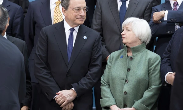 Pasaulio centrinių bankų vadovams ramiau: daugelio šalių ūkis auga tuo pačiu metu ir tvariai. Mario Draghi, ECB vadovas (kairėje), ir Janet Yellen, FED vadovė. Joshua Robertso („Reuters“ / „Scanpix“) nuotr.
