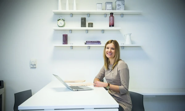 Aida Baranauskaitė, „TMD Partners“ konsultantė: „Moterys nėra stiprios, kai reikia „paspausti” klientą, tačiau stebint pardavėjus matosi, kad dažnai moterų pasiekti pardavimo sandoriai būna didesni ir pelningesni“. 