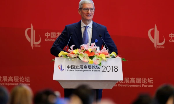 Timas Cookas, "Apple" vadovas šeštadienė Kinijos plėtros forume iš sakyklos ragino nepameisti galvos bręstančiame prekybiniame konflikte. ("Reuters"/"Scanpix") nuotr. 