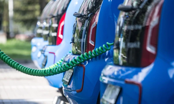 Nors gatvėse daugėja elektromobilių ir įkrovos stotelių, ateinančios permainų bangos masto kol kas nejaučiame. Juditos Grigelytės (VŽ) nuotr.