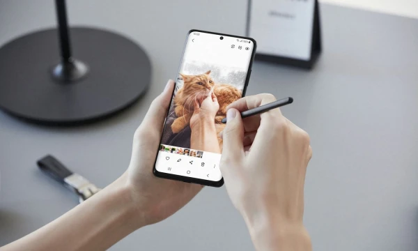 „Samsung“ naujasis „Galaxy S21 Ultra“ su su ekrano rašikliu „S Pen“. Kompanijos (AP/„Scanpix“) nuotr. 