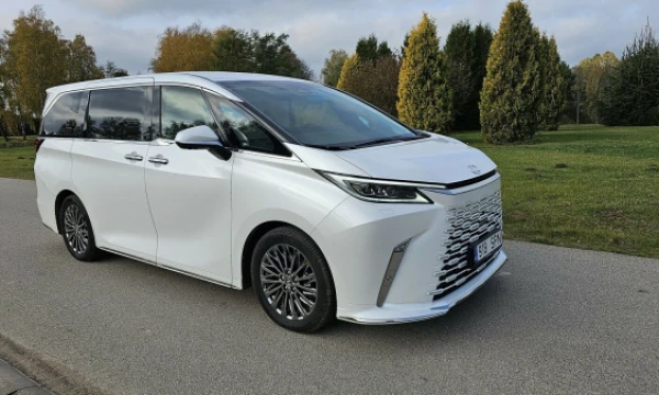 LM yra brangiausias „Lexus“ modelis po maža serija pagaminto superautomobilio LFA. Lino Butkaus (VŽ) nuotr.