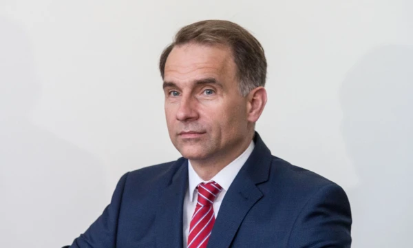 Susisiekimo ministras Rokas Masiulis entuziastingai nusiteikęs dėl ES sprendimo atsisakyti sezoninio laiko sukiojimo, bet dar nežino, kurį laiką pasiliks Lietuva. Juditos Grigelytės (VŽ) nuotr.